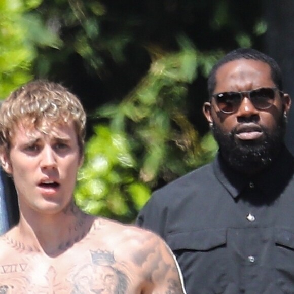 Justin Bieber, torse nu, joue au basket avec ses gardes du corps tandis que sa femme Hailey Baldwin-Bieber revient à la maison avec des boissons à Beverly Hills, le 25 mai 2020, jour du "Memorial Day" aux Etats-Unis.
