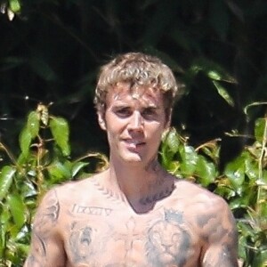 Justin Bieber, torse nu, joue au basket avec ses gardes du corps tandis que sa femme Hailey Baldwin-Bieber revient à la maison avec des boissons à Beverly Hills, le 25 mai 2020, jour du "Memorial Day" aux Etats-Unis.