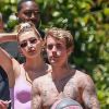 Justin Bieber, torse nu, joue au basket avec ses gardes du corps tandis que sa femme Hailey Baldwin-Bieber revient à la maison avec des boissons à Beverly Hills, le 25 mai 2020, jour du "Memorial Day" aux Etats-Unis.
