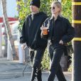 Justin Bieber et sa femme Hailey Bieber Baldwin (habillés tout en noir) sont allés faire du shopping au centre commercial "The Grove" à Los Angeles, le 11 janvier 2020. Les amoureux se tiennent la main.