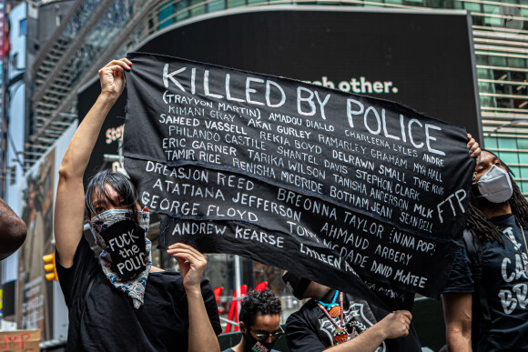 "Tués par la police" : les manifestants de New York rendent hommage aux victimes de violences policières et du racisme. Le 7 juin 2020.