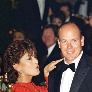 La baronne Elisabeth-Anne de Massy et son cousin le prince Albert II de Monaco au Bal de la Rose en 2001. Elisabeth-Ann de Massy est décédée à l'âge de 73 ans le 10 juin 2020 au Centre hospitalier princesse Grace.