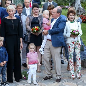 De gauche à droite, Jean-Léonard de Massy, son fils Melchior, la princesse Charlene, la princesse Gabriella, Mélanie-Antoinette de Massy, le prince Jacques, le prince Albert II de Monaco, la baronne Elisabeth-Anne de Massy, durant le traditionnel pique-nique des monégasques au parc Princesse Antoinette à Monaco le 1er septembre 2017. © Olivier Huitel/Pool restreint Monaco/Bestimage