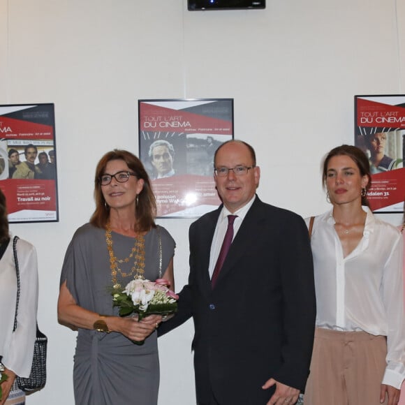 Elisabeth-Anne de Massy, la princesse Stéphanie de Monaco, la princesse Caroline de Hanovre, le prince Albert II de Monaco, Charlotte Casiraghi, Camille Gottlieb et Mélanie-Antoinette de Massy en juin 2015 à l'avant-première du documentaire "Rainier III en films" au théâtre des Variétés à Monaco.