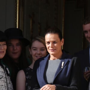 Elisabeth-Anne de Massy, Mélanie-Antoinette de Massy, la princesse Alexandra de Hanovre, la princesse Stéphanie de Monaco, Pierre Casiraghi, Tatiana Santo Domingo au balcon du palais princier lors de la fête nationale monégasque le 19 novembre 2014