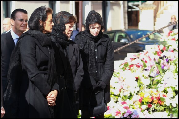 La princesse Stéphanie de Monaco, la princesse Caroline de Hanovre et Mélanie-Antoinette de Massy lors des obsèques de la princesse Antoinette à Monaco le 24 mars 2011.