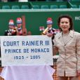 Le Prince Albert II de Monaco a dévoilé en compagnie de sa cousine la baronne Elisabeth Anne de Massy et sa fille Mélanie une plaque commémorant les 10 ans de la disparition du Prince Rainier III lors de la 109ème édition du Monte Carlo Rolex Masters à Roquebrune Cap Martin le 19 avril 2015.