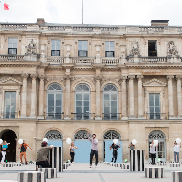 Exclusif - Le chanteur Amir - Répétitions de l'émission "Chanson de l'année 2020" dans les jardins du Palais-Royal à Paris le 11 juin 2020. Ce vendredi 12 juin à 21h05, TF1 proposera aux téléspectateurs une soirée exceptionnelle avec La Chanson de l'année présentée par N. Aliagas et produite par DMLS TV. La plus grande salle de concert à ciel ouvert rouvre ses portes avec La Chanson de l'année qui se déroulera cette année à Paris dans le cadre somptueux des Jardins du Palais Royal. Un grand show musical en présence de tous les artistes qui ont marqué l'année. Ces stars de la chanson française interpréteront leurs titres et formeront des duos totalement inédits. © Cyril Moreau / Bestimage