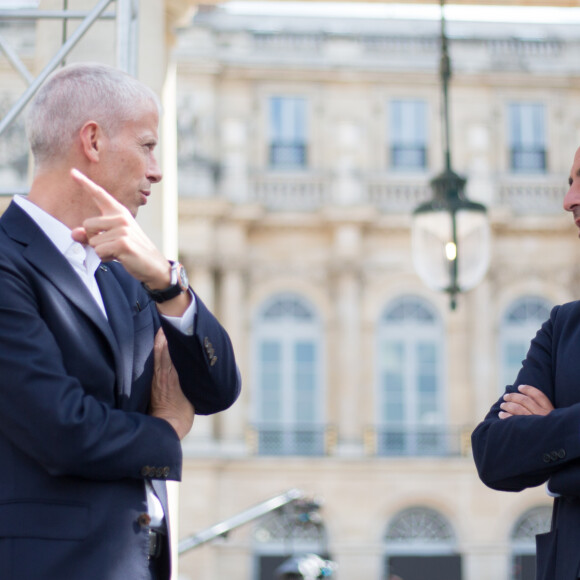 Exclusif - Rencontre entre le ministre de la Culture Franck Riester et Nikos Aliagas lors de l'enregistrement de l'émission "La chanson de l'année", dans les jardins du Palais Royal et dans les bureaux du ministère à Paris. Le 11 juin 2020 © Cyril Moreau / Bestimage