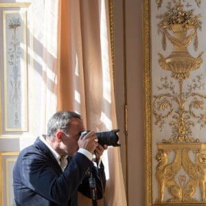 Exclusif - Rencontre entre le ministre de la Culture Franck Riester et Nikos Aliagas lors de l'enregistrement de l'émission "La chanson de l'année", dans les jardins du Palais Royal et dans les bureaux du ministère à Paris. Le 11 juin 2020 © Cyril Moreau / Bestimage