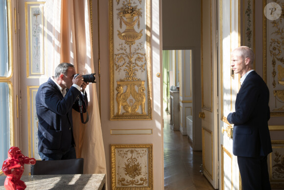 Exclusif - Rencontre entre le ministre de la Culture Franck Riester et Nikos Aliagas lors de l'enregistrement de l'émission "La chanson de l'année", dans les jardins du Palais Royal et dans les bureaux du ministère à Paris. Le 11 juin 2020 © Cyril Moreau / Bestimage