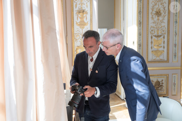 Exclusif - Rencontre entre le ministre de la Culture Franck Riester et Nikos Aliagas lors de l'enregistrement de l'émission "La chanson de l'année", dans les jardins du Palais Royal et dans les bureaux du ministère à Paris. Le 11 juin 2020 © Cyril Moreau / Bestimage