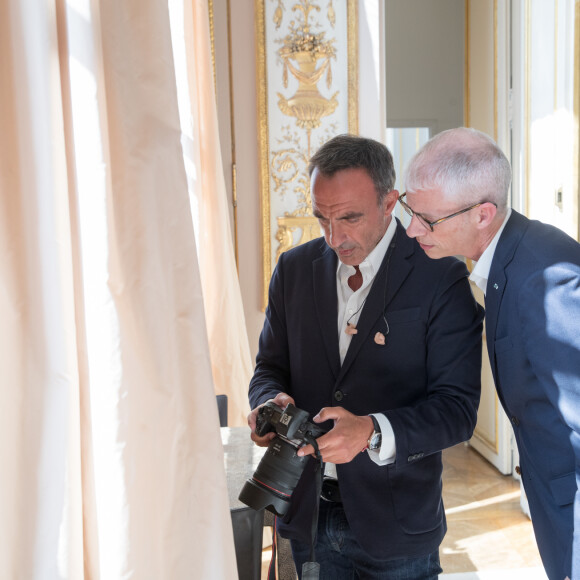 Exclusif - Rencontre entre le ministre de la Culture Franck Riester et Nikos Aliagas lors de l'enregistrement de l'émission "La chanson de l'année", dans les jardins du Palais Royal et dans les bureaux du ministère à Paris. Le 11 juin 2020 © Cyril Moreau / Bestimage