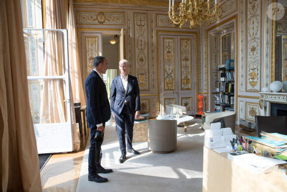 Exclusif - Rencontre entre le ministre de la Culture Franck Riester et Nikos Aliagas lors de l'enregistrement de l'émission "La chanson de l'année", dans les jardins du Palais Royal et dans les bureaux du ministère à Paris. Le 11 juin 2020 © Cyril Moreau / Bestimage