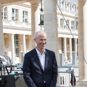 Exclusif - Rencontre entre le ministre de la Culture Franck Riester et Nikos Aliagas lors de l'enregistrement de l'émission "La chanson de l'année", dans les jardins du Palais Royal et dans les bureaux du ministère à Paris. Le 11 juin 2020 © Cyril Moreau / Bestimage