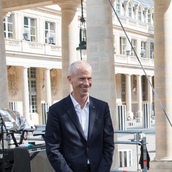 Exclusif - Rencontre entre le ministre de la Culture Franck Riester et Nikos Aliagas lors de l'enregistrement de l'émission "La chanson de l'année", dans les jardins du Palais Royal et dans les bureaux du ministère à Paris. Le 11 juin 2020 © Cyril Moreau / Bestimage