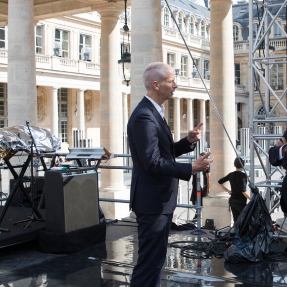 Exclusif - Rencontre entre le ministre de la Culture Franck Riester et Nikos Aliagas lors de l'enregistrement de l'émission "La chanson de l'année", dans les jardins du Palais Royal et dans les bureaux du ministère à Paris. Le 11 juin 2020 © Cyril Moreau / Bestimage