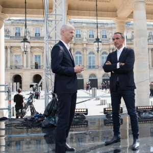 Exclusif - Rencontre entre le ministre de la Culture Franck Riester et Nikos Aliagas lors de l'enregistrement de l'émission "La chanson de l'année", dans les jardins du Palais Royal et dans les bureaux du ministère à Paris. Le 11 juin 2020 © Cyril Moreau / Bestimage