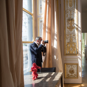 Exclusif - Rencontre entre le ministre de la Culture Franck Riester et Nikos Aliagas lors de l'enregistrement de l'émission "La chanson de l'année", dans les jardins du Palais Royal et dans les bureaux du ministère à Paris. Le 11 juin 2020 © Cyril Moreau / Bestimage Exclusive