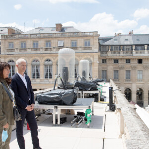 Exclusif - Franck Riester et Anne Marcassus - Le ministre de la culture Franck Riester se rend sur le plateau de l'émission "La Chanson de l'année 2020" dans les jardins du Palais-Royal à Paris le 11 juin 2020. Ce vendredi 12 juin à 21h05, TF1 proposera aux téléspectateurs une soirée exceptionnelle avec La Chanson de l'année présentée par N. Aliagas et produite par DMLS TV. La plus grande salle de concert à ciel ouvert rouvre ses portes avec La Chanson de l'année qui se déroulera cette année à Paris dans le cadre somptueux des Jardins du Palais Royal. Un grand show musical en présence de tous les artistes qui ont marqué l'année. Ces stars de la chanson française interpréteront leurs titres et formeront des duos totalement inédits. © Cyril Moreau / Bestimage  No web pour Belgique et Suisse 11/06/2020 - Paris