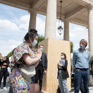 Exclusif - Mathieu Vergne, Franck Riester, Anne Marcassus, la chanteuse Hoshi - Le ministre de la culture Franck Riester se rend sur le plateau de l'émission "La Chanson de l'année 2020" dans les jardins du Palais-Royal à Paris le 11 juin 2020. Ce vendredi 12 juin à 21h05, TF1 proposera aux téléspectateurs une soirée exceptionnelle avec La Chanson de l'année présentée par N. Aliagas et produite par DMLS TV. La plus grande salle de concert à ciel ouvert rouvre ses portes avec La Chanson de l'année qui se déroulera cette année à Paris dans le cadre somptueux des Jardins du Palais Royal. Un grand show musical en présence de tous les artistes qui ont marqué l'année. Ces stars de la chanson française interpréteront leurs titres et formeront des duos totalement inédits. © Cyril Moreau / Bestimage  No web pour Belgique et Suisse 11/06/2020 - Paris