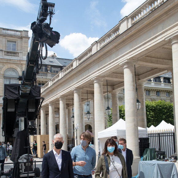 Exclusif - Mathieu Vergne, Franck Riester, Anne Marcassus - Le ministre de la culture Franck Riester se rend sur le plateau de l'émission "La Chanson de l'année 2020" dans les jardins du Palais-Royal à Paris le 11 juin 2020. Ce vendredi 12 juin à 21h05, TF1 proposera aux téléspectateurs une soirée exceptionnelle avec La Chanson de l'année présentée par N. Aliagas et produite par DMLS TV. La plus grande salle de concert à ciel ouvert rouvre ses portes avec La Chanson de l'année qui se déroulera cette année à Paris dans le cadre somptueux des Jardins du Palais Royal. Un grand show musical en présence de tous les artistes qui ont marqué l'année. Ces stars de la chanson française interpréteront leurs titres et formeront des duos totalement inédits. © Cyril Moreau / Bestimage  No web pour Belgique et Suisse 11/06/2020 - Paris