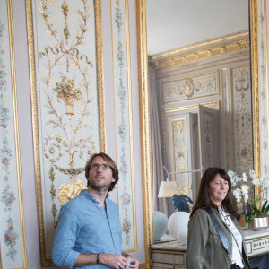 Exclusif - Mathieu Vergne, Franck Riester et Anne Marcassus - Le ministre de la culture Franck Riester se rend sur le plateau de l'émission "La Chanson de l'année 2020" dans les jardins du Palais-Royal à Paris le 11 juin 2020. Ce vendredi 12 juin à 21h05, TF1 proposera aux téléspectateurs une soirée exceptionnelle avec La Chanson de l'année présentée par N. Aliagas et produite par DMLS TV. La plus grande salle de concert à ciel ouvert rouvre ses portes avec La Chanson de l'année qui se déroulera cette année à Paris dans le cadre somptueux des Jardins du Palais Royal. Un grand show musical en présence de tous les artistes qui ont marqué l'année. Ces stars de la chanson française interpréteront leurs titres et formeront des duos totalement inédits. © Cyril Moreau / Bestimage  No web pour Belgique et Suisse 11/06/2020 - Paris