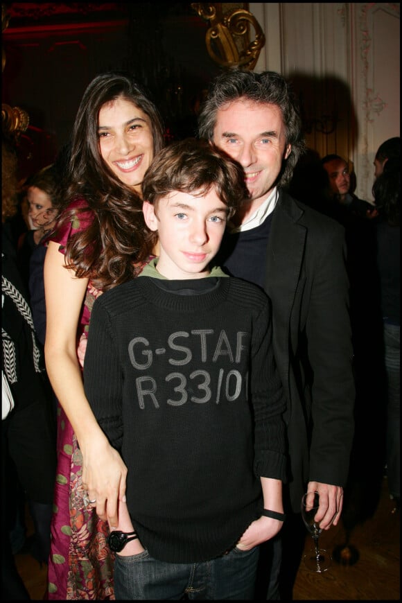 Jean-Christophe Grangé, sa compagne Sandra et son fils Louis à Paris en 2006.