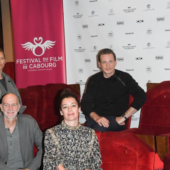 Benoït Magimel ( président du jury) entouré de Aurélie Dupont, Ahmed Hamidi, Issam Krimi, Isild le Besco et Doria Tillier - Photocall officiel du Grand Jury de la 34 ème édition du Festival du Film de Cabourg, Journées Romantiques au Club de l'Étoile à Paris le 12 juin 2020. © Agence/Bestimage