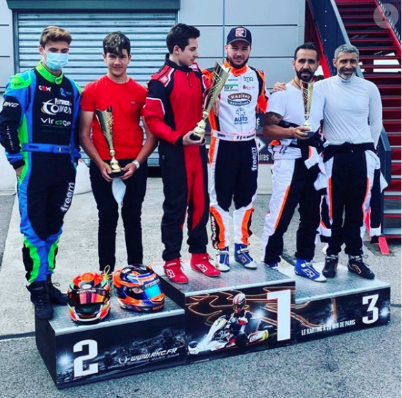 Tom Pernaut, fils de Nathalie Marquay et Jean-Pierre Pernaut a remporté un trophée après avoir participé à une course de karting. Juin 2020.