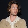 Chase Stokes avec amis à Hollywood Le 18 octobre 2019 Hollywood, CA - Actor, Chase Stokes chats with friends outside the CAA party in Hollywood.18/10/2019 - Los Angeles