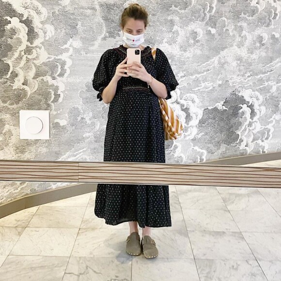 Elodie Piège, la femme de Jean-François Piège, dévoile son ventre arrondi sur Instagram le 5 mai 2020. Elle est enceinte de leur deuxième enfant.