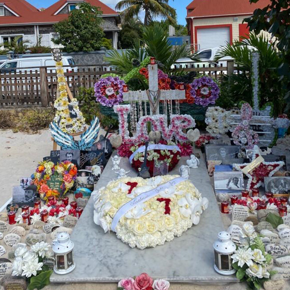 Exclusif - La tombe de Johnny Hallyday a été complètement nettoyée et redécorée à l'occasion du 77 ème anniversaire du chanteur au cimetière de Lorient à Saint-Barthélemy le 15 juin 2020.