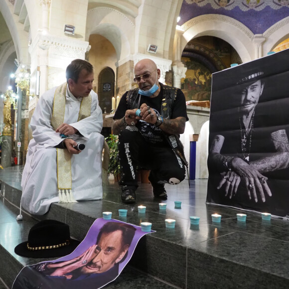 Exclusif - Didier Massot à l'initiative de cet hommage - Pierre Billon et un groupe de bikers font un road-trip entre Tarbes et Lourdes et assistent à une messe la veille du 77 ème anniversaire de Johnny Hallyday à la basilique Notre-Dame du Rosaire à Lourdes le 14 juin 2020. A cette occasion, le prêtre remet un chapelet à Pierre Billon qu'il se chargera de remettre à Laeticia Hallyday. © Guillaume Collet / Bestimage