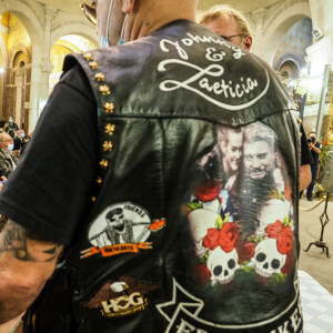 Exclusif - Pierre Billon et un groupe de bikers font un road-trip entre Tarbes et Lourdes et assistent à une messe la veille du 77 ème anniversaire de Johnny Hallyday à la basilique Notre-Dame du Rosaire à Lourdes le 14 juin 2020. A cette occasion, le prêtre remet un chapelet à Pierre Billon qu'il se chargera de remettre à Laeticia Hallyday. © Guillaume Collet / Bestimage