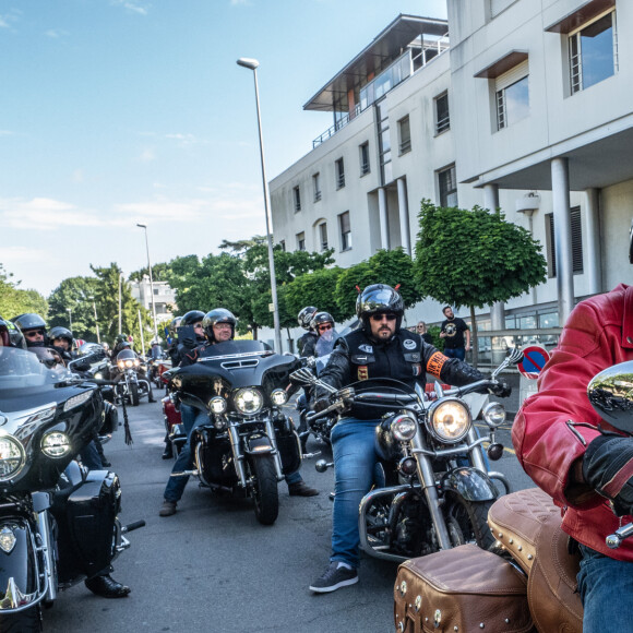 Exclusif - Pierre Billon et un groupe de bikers font un road-trip entre Tarbes et Lourdes et assistent à une messe la veille du 77 ème anniversaire de Johnny Hallyday à la basilique Notre-Dame du Rosaire à Lourdes le 14 juin 2020. A cette occasion, le prêtre remet un chapelet à Pierre Billon qu'il se chargera de remettre à Laeticia Hallyday. © Guillaume Collet / Bestimage