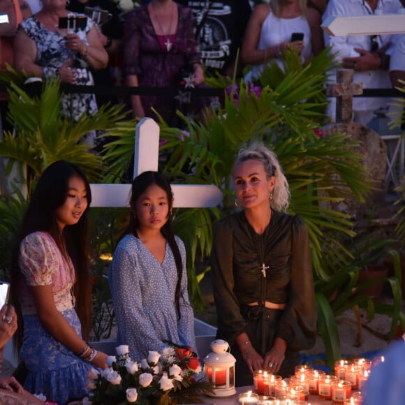 Laeticia Hallyday et ses filles Jade et Joy - Pour le deuxième anniversaire de la mort de Johnny, Laeticia Hallyday et ses filles Jade et Joy se recueillent sur sa tombe au cimetière de Lorient à Saint-Barthélémy le 5 décembre 2019.
