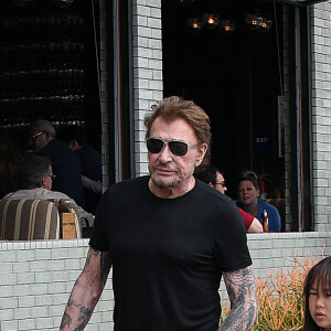 Joy, Jade et Françoise, mère de Laeticia - Johnny Hallyday, souriant, très en forme et très amoureux de sa femme Laeticia (Béquilles) sort déjeuner en famille au Water Grill de Santa Monica le 18 mars 2017 pour l'anniversaire de Laeticia qui fête le jour même ses 42 ans. a