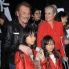 Johnny Hallyday, sa femme Laeticia (en béquilles) et leurs filles Jade et Joy au vernissage de l'exposition du photographe Mathieu Cesar à Los Angeles. Le 21 février 2017