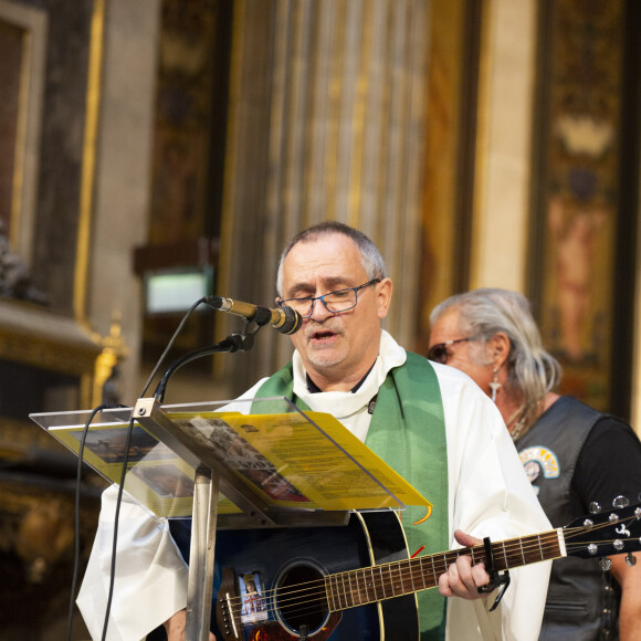 Exclusif - Le père Jaffré - Messe à la Madeleine à Paris, pour commémorer l'anniversaire (77 ans ) de Johnny Hallyday, en présence de nombreux fans dont le club de motos Desperados le 15 juin 2020. © Jack Tribeca / Bestimage