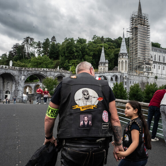 Exclusif - Pierre Billon et un groupe de bikers font un road-trip entre Tarbes et Lourdes et assistent à une messe la veille du 77 ème anniversaire de Johnny Hallyday à la basilique Notre-Dame du Rosaire à Lourdes le 14 juin 2020. A cette occasion, le prêtre remet un chapelet à Pierre Billon qu'il se chargera de remettre à Laeticia Hallyday. © Guillaume Collet / Bestimage