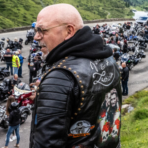 Exclusif - Didier Massot à l'initiative de cet hommage - Pierre Billon et un groupe de bikers font un road-trip entre Tarbes et Lourdes et assistent à une messe la veille du 77 ème anniversaire de Johnny Hallyday à la basilique Notre-Dame du Rosaire à Lourdes le 14 juin 2020. A cette occasion, le prêtre remet un chapelet à Pierre Billon qu'il se chargera de remettre à Laeticia Hallyday. © Guillaume Collet / Bestimage