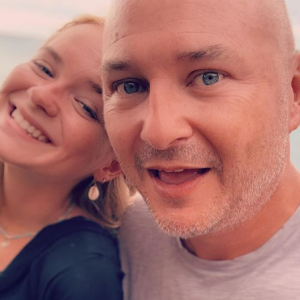 Cauet complice avec sa fille Ivana lors de vacances à Saint-Martin en juillet 2019.