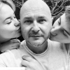 Cauet complice avec ses enfants Ivana et Valmont. Avril 2018, Instagram.