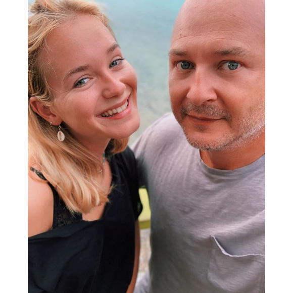 Cauet complice avec sa fille Ivana lors de vacances à Saint-Martin en juillet 2019.