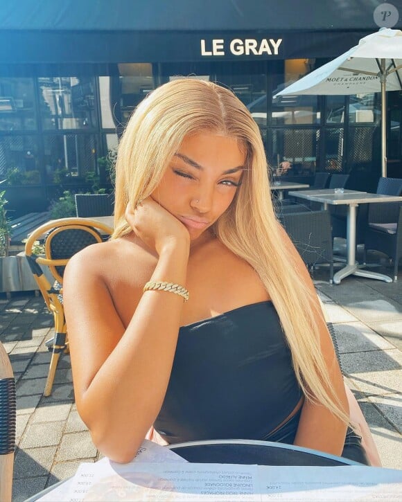 Wejdene sur Instagram. La jeune chanteuse originaire du 91 connait un large succès avec "Anissa" et son clip, qui a dépassé les 10 millions de vues sur YouTube. Elle vient d'ailleurs de signer chez Universal Music.