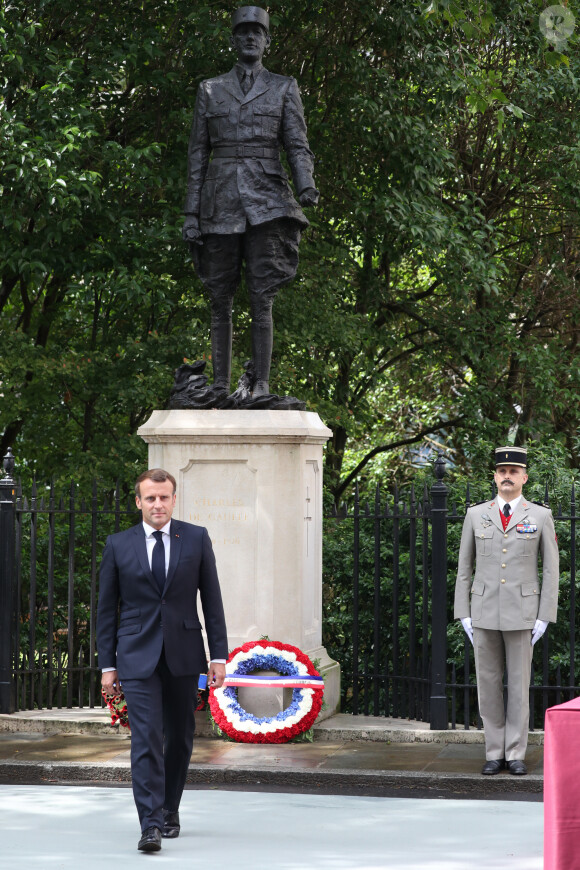 French president Emmanuel Macron lays a wreath at foot of the statues of Charles de Gaulle during a ceremony at Carlton Gardens in London during his visit to the UK.18/06/2020 - Londres