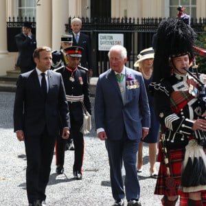 Le prince Charles, prince de Galles, Camilla Parker Bowles, duchesse de Cornouailles et le président de la République française Emmanuel Macron lors la commémoration du 80ème anniversaire de l'appel du 18 juin du général de Gaulle au Carlton Garden à Londres, Royaume Uni, le 18 juin 2010.