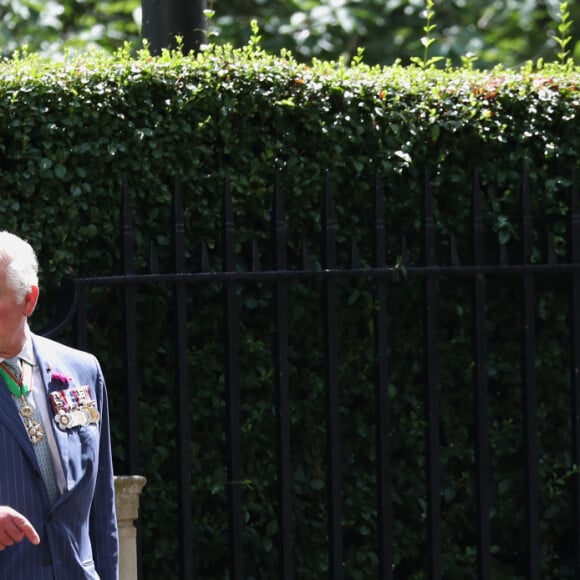 Le prince Charles, prince de Galles, Camilla Parker Bowles, duchesse de Cornouailles et le président de la République française Emmanuel Macron lors la commémoration du 80ème anniversaire de l'appel du 18 juin du général de Gaulle au Carlton Garden à Londres, Royaume Uni, le 18 juin 2010.