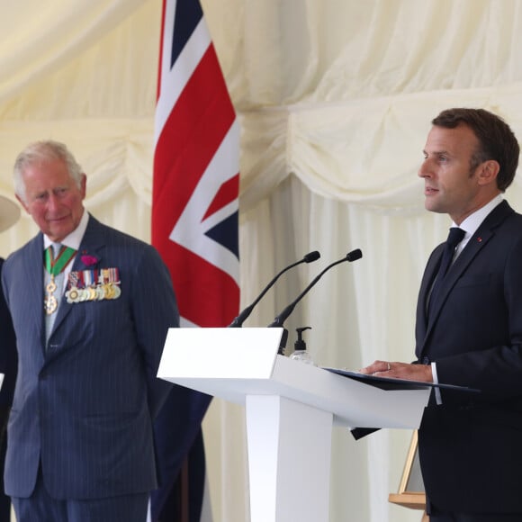 Le prince Charles, prince de Galles, Camilla Parker Bowles, duchesse de Cornouailles et le président de la République française Emmanuel Macron lors la commémoration du 80ème anniversaire de l'appel du 18 juin du général de Gaulle au Carlton Garden à Londres, Royaume Uni, le 18 juin 2010.